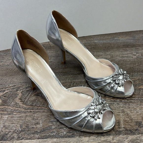 David’s Bridal DESI Silver Metallic Embellished Peep Toe Pumps Size 9 - Picture 4 of 16
